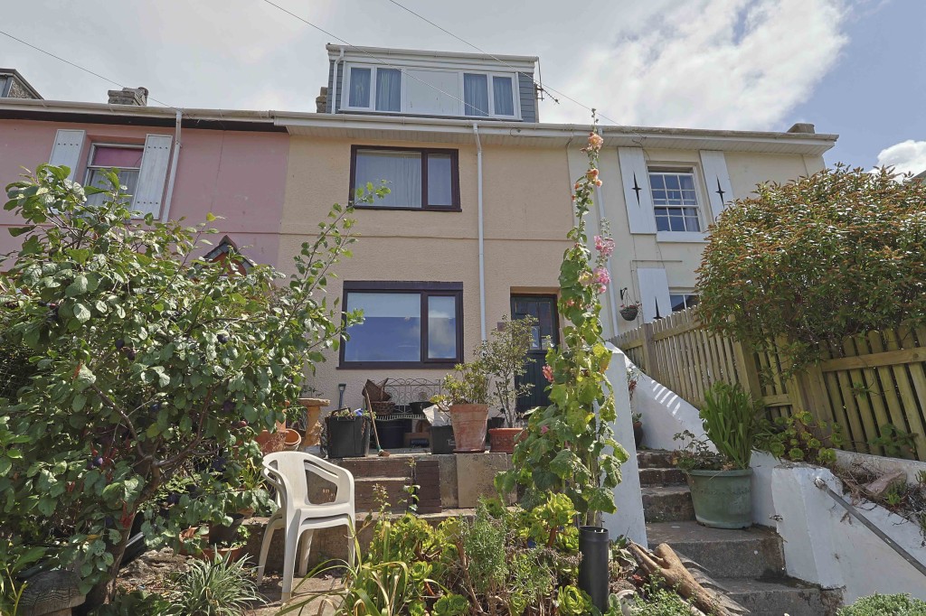 Lot: 183 - MID-TERRACE PROPERTY ARRANGED OVER THREE FLOORS IN POPULAR LOCATION - Front of the property